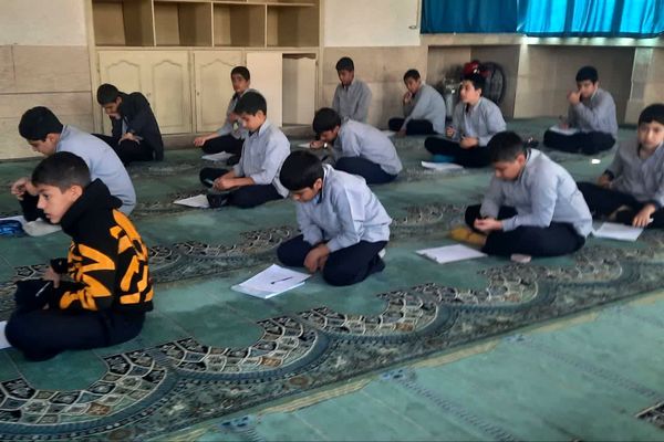   برگزاری امتحانات در دبیرستان هیات امنایی رازی 