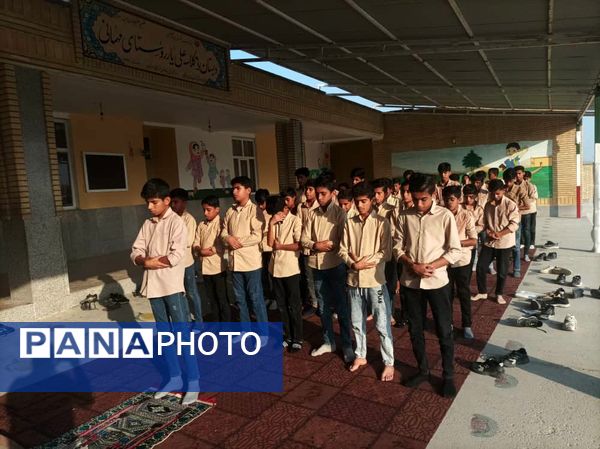 برگزاری نماز جماعت ظهر و عصر در مدرسه شهید حججی سیریک 