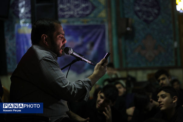 اعتکاف دانش‌آموزی در حسینه ارشاد