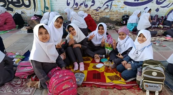 یک روز متفاوت با طعم دوستی و لبخند در آموزشگاه شهیدان محسنی فر میبد 