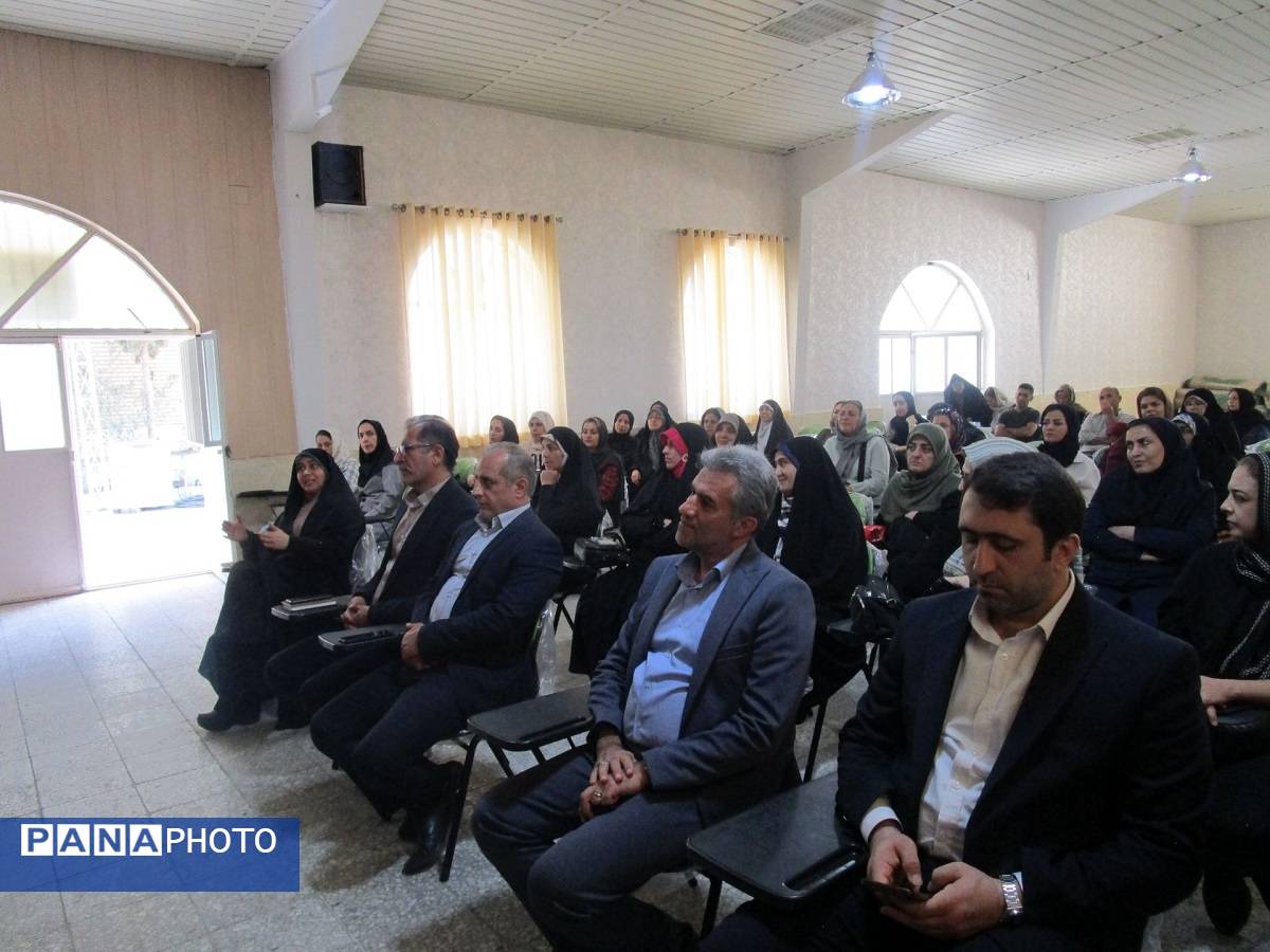 جلسه آموزش خانواده و افتتاح اتاق گفتوگوی اولیا در دبیرستان شاهد شهید کلانتری