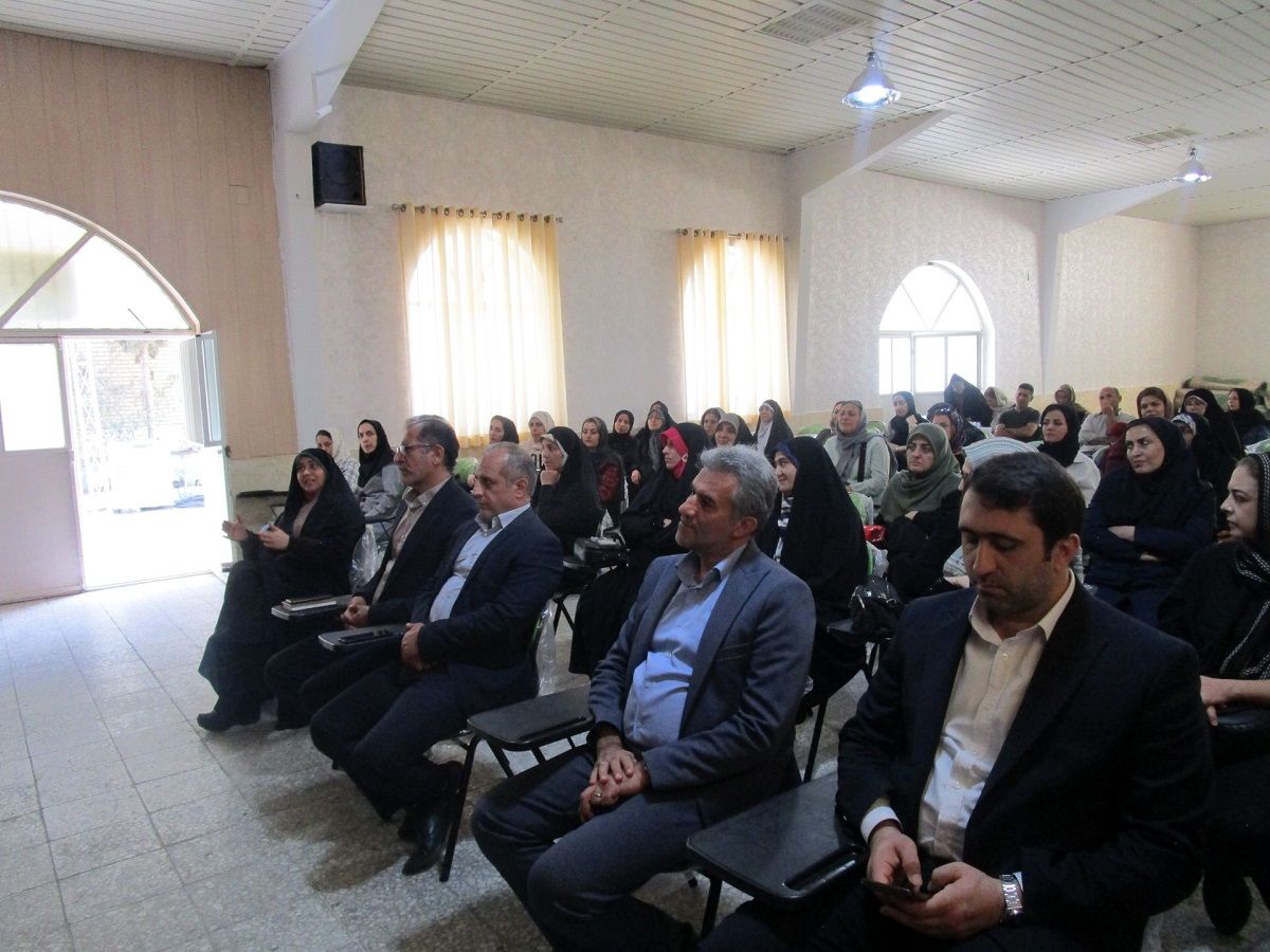 جلسه آموزش خانواده و افتتاح اتاق گفت‌وگوی اولیا در دبیرستان شاهد شهید کلانتری 