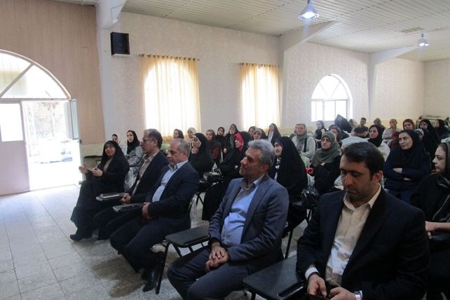 جلسه آموزش خانواده و افتتاح اتاق گفت‌وگوی اولیا در دبیرستان شاهد شهید کلانتری 