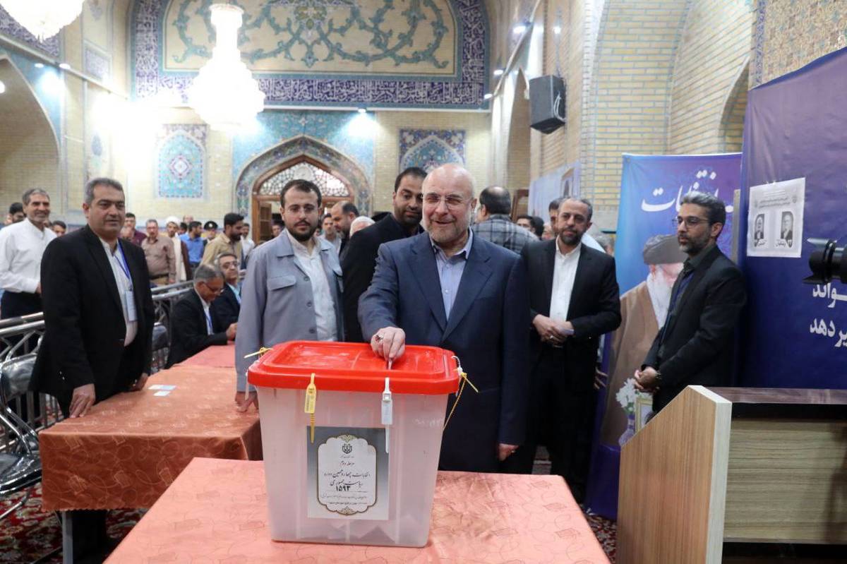 محمدباقر قالیباف در حرم مطهر رضوی رای خود را به صندوق انداخت