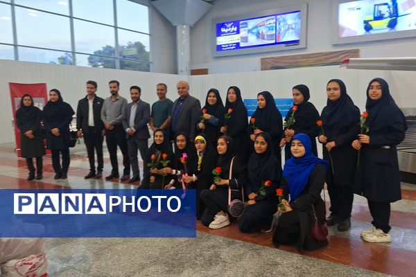 استقبال از زائران حرم امام رئوف در فرودگاه شیراز