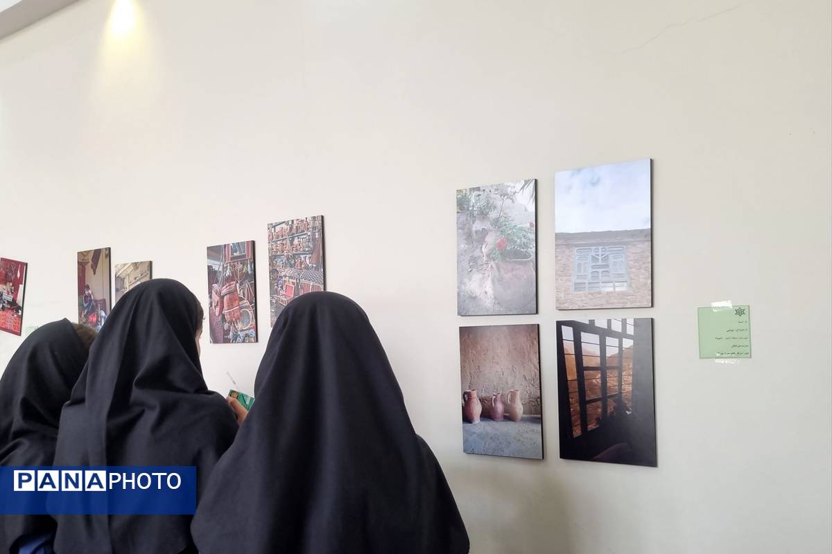 بازدید دانشآموزان از نمایشگاه هنرهای بومی و محلی در رشته عکاسی