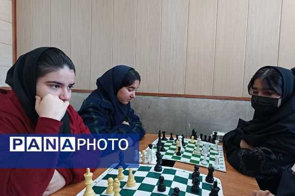 رقابت فکری دانش‌آموزان ورامینی در مسابقات شطرنج کانون هدایت