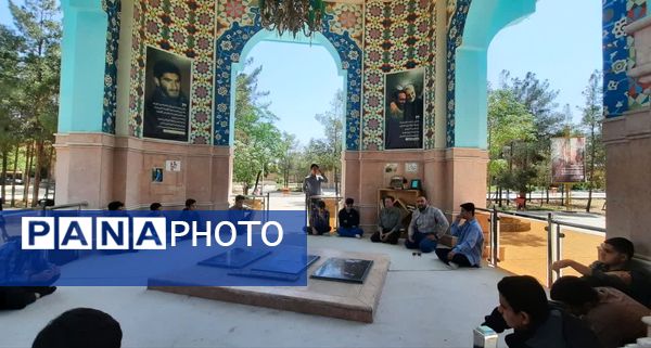 ادای احترام و غبارروبی گلزار شهدای گمنام توسط دانش‌آموزان