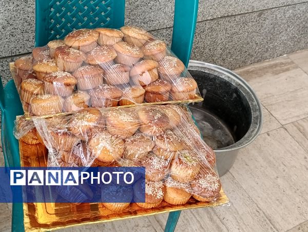 اهدای هدایای متبرک به نمازگزاران سفیددشت