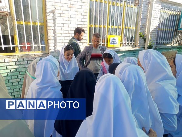 بازارچه کتاب در دبستان سمیه