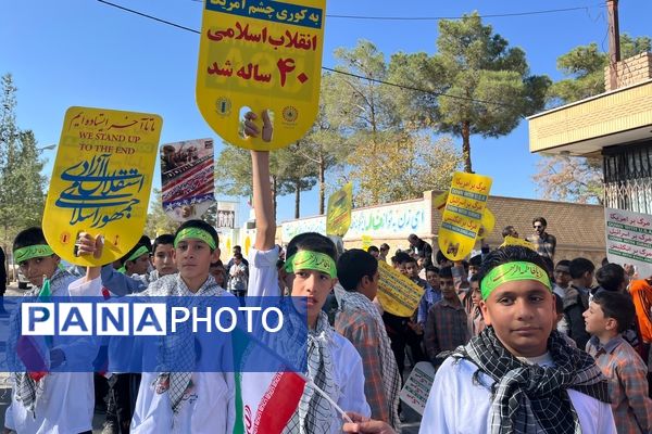 حضور حماسی دانش‌آموزان در راهپیمایی باشکوه ۱۳ آبان ماه در سورمق