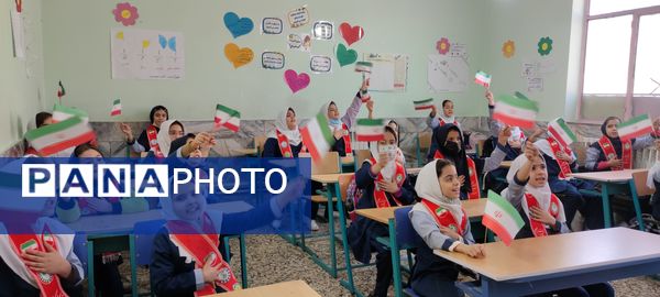 توزیع کتاب « از ایرانمان دفاع می کنیم » در بین دانش‌آموزان پیشتاز مدرسه شهید خاقانی شهرستان شیروان