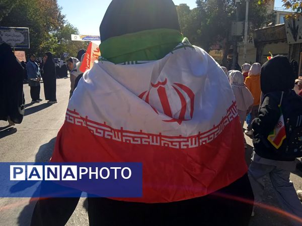 حضور پر شور دانش آموزان نیشابوری در راهپیمایی ١٣ آبان