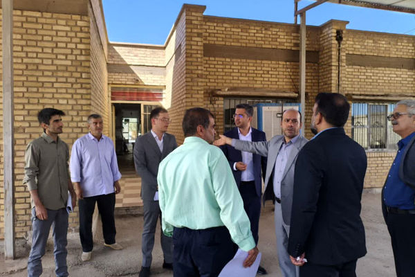 بازدید مسئولان فرمانداری یزد از مدرسه شهید زارع روستای شحنه
