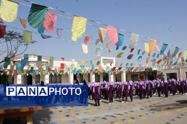 حضور پلیس در دبستان فاطمهالزهرا برای آموزش پیشگیری از آسیبهای اجتماعی