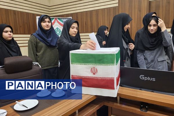انتخابات شورای دانش آموزی منطقه‌ای با حضور معاون پرورشی و تربیت بدنی ناحیه دو شهرری 