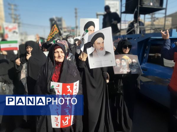 مردم غیور ملارد با حضور پرشور خود در راهپیمایی ۲۲ بهمن، ثابت کردند که همچنان پای انقلاب اسلامی ایستاده‌اند.