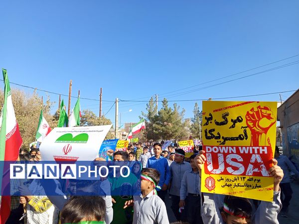 قدم‌های کوچک، ایمان‌های بزرگ؛ حضور باشکوه دانش‌آموزان دبستان برادران ابراهیمی‌نیا در ۱۳ آبان