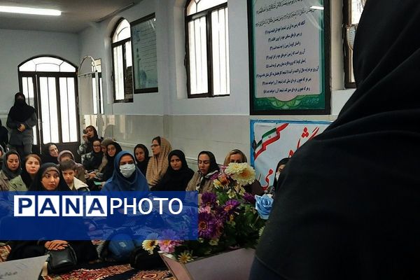 جلسه آموزش خانواده در دبیرستان پروین اعتصامی