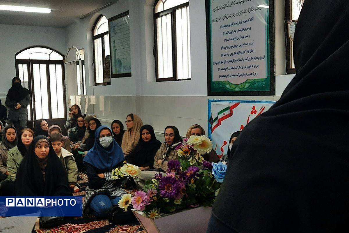 جلسه آموزش خانواده در دبیرستان پروین اعتصامی