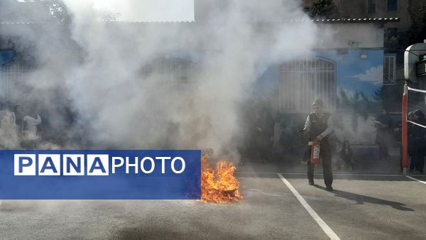 آموزش اطفای حریق در دبیرستان نمونه دولتی آینده‌سازان ناحیه ۴ کرج