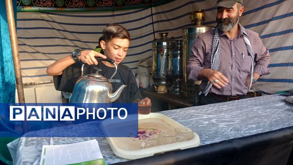 دانش‌آموزان با عشق در موکب امام حسین (ع) پذیرای زائران شدند