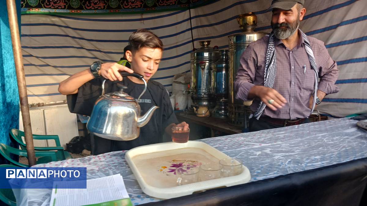 دانشآموزان با عشق در موکب امام حسین (ع) پذیرای زائران شدند