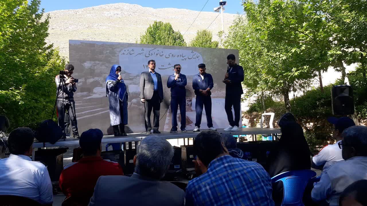 همایش پیاده‌روی خانوادگی در شازند 