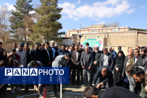 آیین کلنگ زنی مدرسه شش کلاسه در شهرستان بن