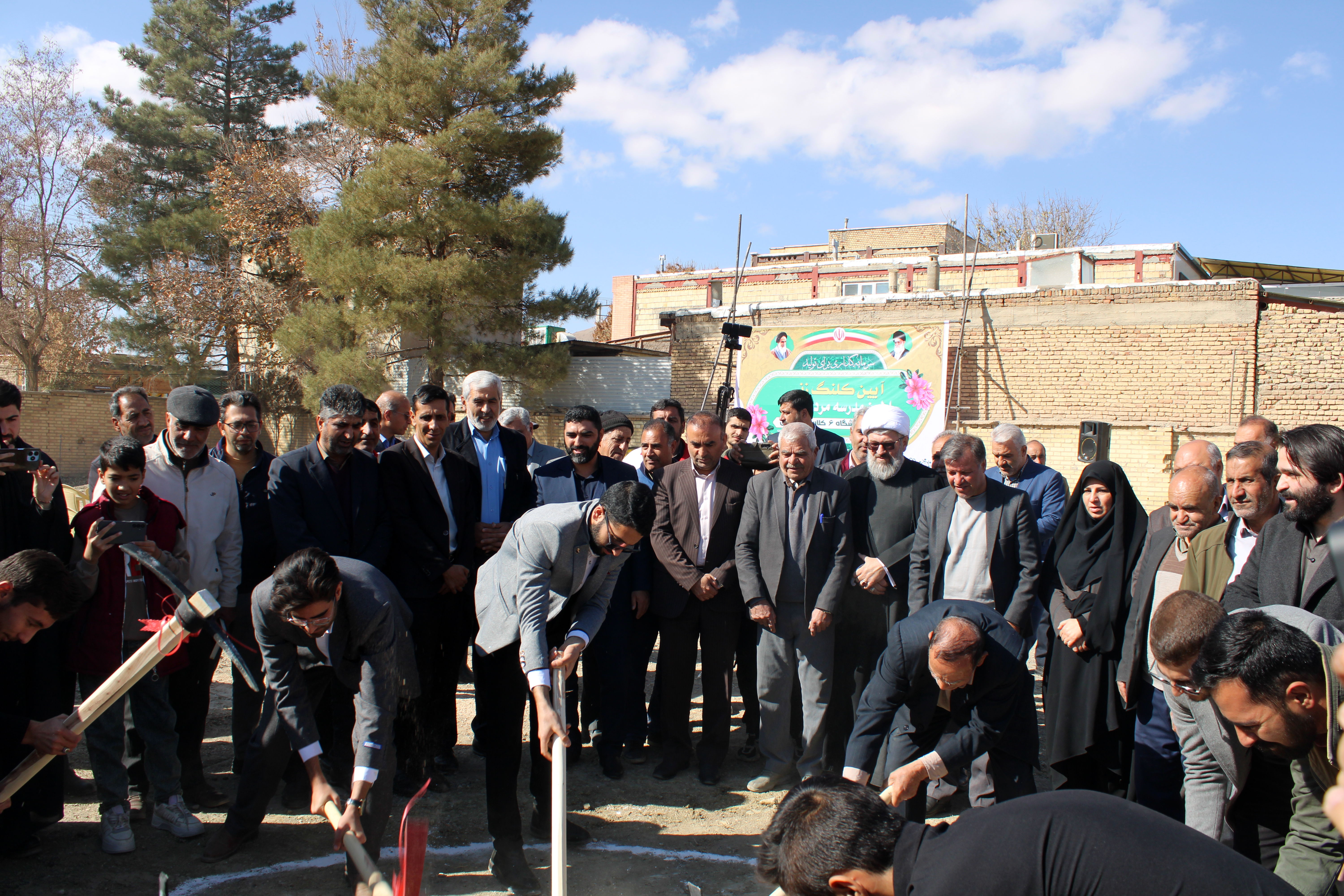 آیین کلنگ زنی مدرسه شش کلاسه در شهرستان بن