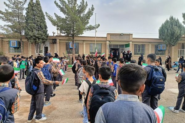 آغاز بازگشایی مدارس و شور و حال دانش آموزان دبستان شهید پسندیده فدافن در نخستین روز پاییز