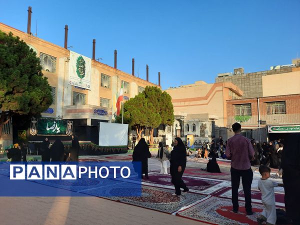زائران پیاده شهرستان فردوس در دبیرستان شاهد مهدی حکمت