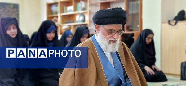 اقامه نماز جماعت مادر و دختری در مدارس انزلی