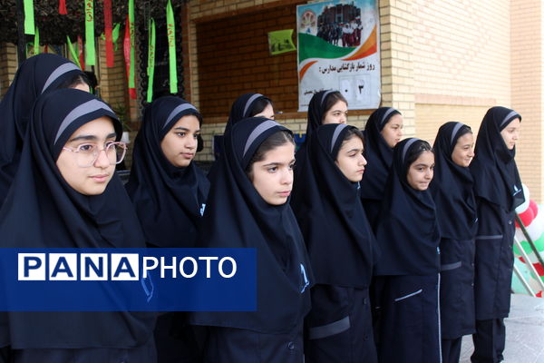 آغاز هفته دفاع مقدس و جشن ورود دانش‌آموزان پایه هفتم در دبیرستان عدالت جوادآباد