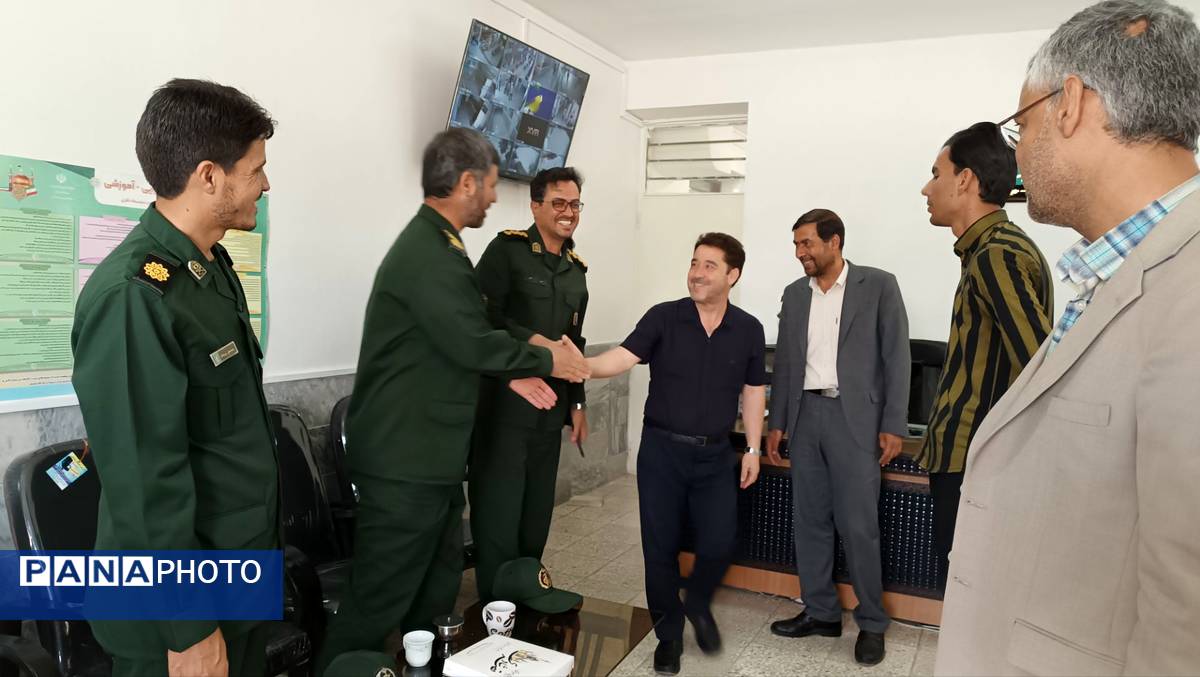 بازدید فرمانده بسیج دانش آموزی از دبیرستان شاهد صاحب الزمان