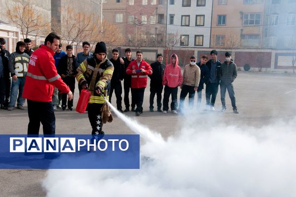 جلسه آموزشی ایمنی و اطفا حریق در مدرسه فرزندان میهن اسلامشهر