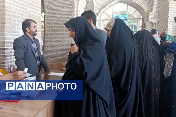 حضور پرشور مردم ولایت‌مدار مشهد در مرحله دوم چهاردهمین انتخابات ریاست‌جمهوری