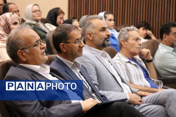 آیین تجلیل از اعضای ستاد سومین جشنواره استانی تئاتر خیابانی کودک و نوجوان‌ در دلیجان