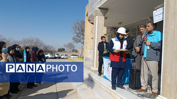 نواختن زنگ زلزله در دبیرستان کوشش شهرستان فاروج 