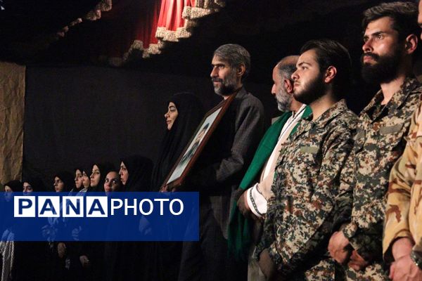 «روایت زمان»؛ هنرنمایی تئاتری در ستایش شهدا روی صحنه فرهنگسرای رازی ورامین