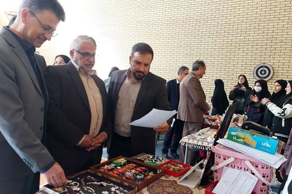 بازارچه دانش‌آموزی در دبیرستان فرزانگان ایلام