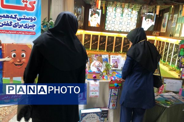 ایجاد غرفه‌های کتاب توسط دانش‌آموزان به مناسبت هفته کتاب و کتابخوانی در ناحیه دو شهرری 