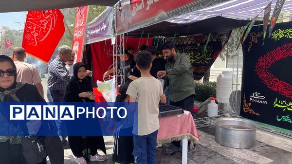 بازآفرینی مسیر عشق؛ جاماندگان اربعین در شبیه‌سازی مواکب نجف تا کربلا گردهم آمدند‌.