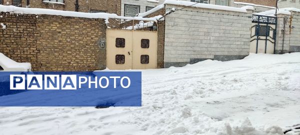 یلدای برفی در اراک؛ مردم با شادی به استقبال جشن یلدا می‌روند