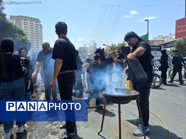 قدم‌هایی تا بهشت؛ جاماندگان اربعین در مشهد رهسپار حرم مطهر رضوی شدند
