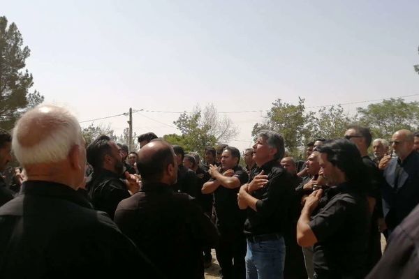 مراسم سنتی سینه زنی در روز عاشورای حسینی در روستای نقاب