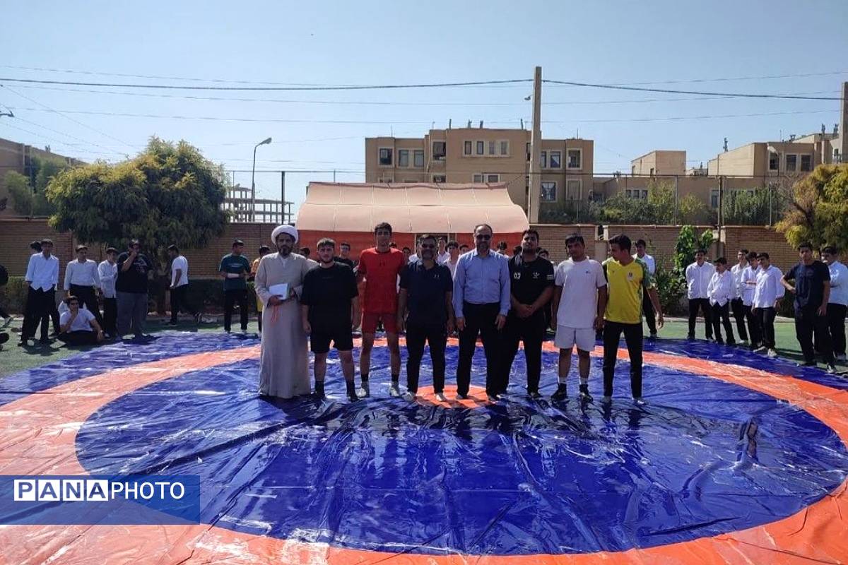 هیجان ورزشی با مسابقات کشتی و طنابکشی در دبیرستان حکیم ابوالقاسم فردوسی