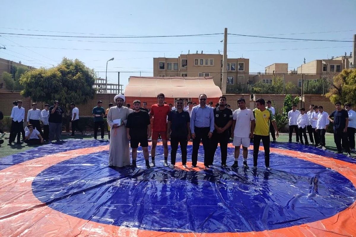 هیجان ورزشی با مسابقات کشتی و طنابکشی در دبیرستان حکیم ابوالقاسم فردوسی