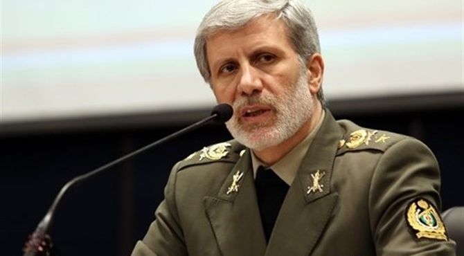 فرمانده کل ارتش: موانع پیش روی پژوهشگران برداشته شود