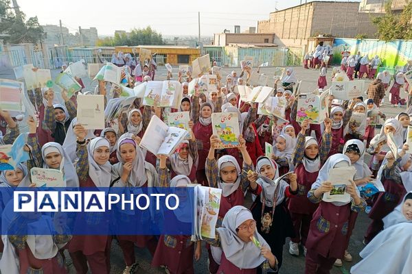 جشن دانایی در دبستان مهران؛ هفته کتاب با شور دانش‌آموزان دختر مهران
